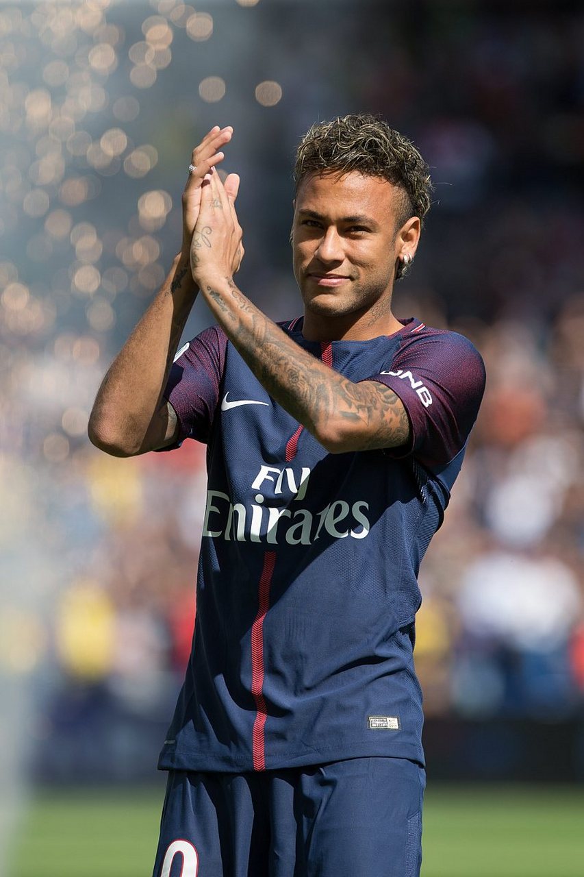 篮球篮网主力中锋脚踝扭伤，伤势待评估