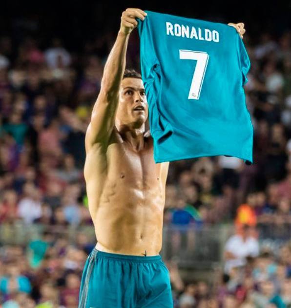 重庆球迷邀请“铁帅”李章洙吃火锅：李章洙很喜欢重庆的麻辣